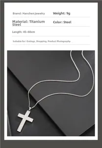 Détail du collier pendentif croix en acier titane avec zircons pavés sur chaîne à billes