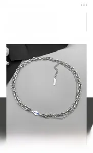 Gros plan du collier double couche en acier titane avec pendentif géométrique à texture lave