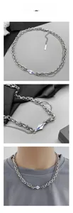 Gros plan d'un collier double épaisseur en acier titane argenté avec pendentif émaillé