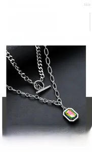 Détail du collier hip-hop avec pendentif en zircon arc-en-ciel et chaîne cubaine en argent