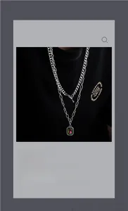Gros plan du collier double épaisseur avec pendentif rectangulaire à dégradé de couleurs