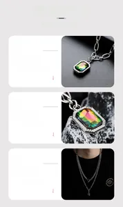 Détail macro d'un collier à double épaisseur avec pendentifs en zircone multicolores