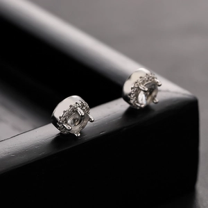 Clips d'oreilles magnétiques argentés avec zircon et monture couronne raffinée