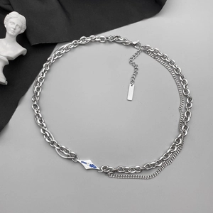 Collier multi-rangs en acier titane avec chaînes argentées et lien losange bleu