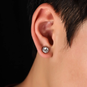 Boucle d'oreille magnétique en argent avec zircon et halo scintillant sur le lobe