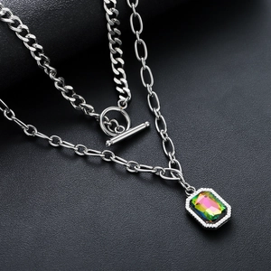 Collier double chaîne argentée avec pendentif en zircone colorée et fermoir à bascule OT