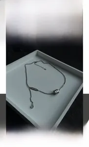 Detail der Titanstahl-Zylinder-Halskette auf Display-Tablett für modernes Styling