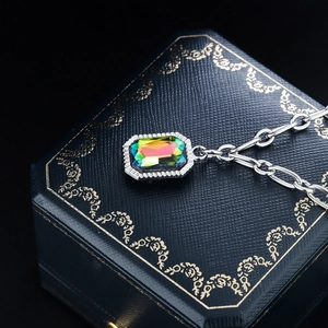 Collier double couche avec pendentif en zircone coloré dans un coffret vintage