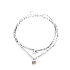 Collier double couche argenté avec pendentif en pierre colorée et fermoir OT élégant