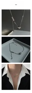 Nahaufnahme der Titan-Zylinderanhänger und des handgefertigten Gravurschilds am Halsband