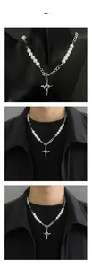 Dettaglio della collana con catena in perle e metallo, ciondolo a stella e gemma centrale