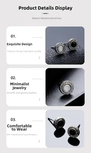 Détails macro des boucles d'oreilles vintage soleil avec pierre opale et fini argent