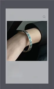 Détail macro du bracelet argenté rétro avec gravure Faith et incrustation en coquille d'ormeau