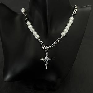 Collana a stella con diamanti, metà perla e metà catena d'argento su busto nero