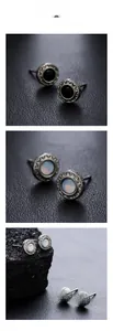 Détails macro de boucles d'oreilles tournesol en argent S925 avec onyx et opale sur pierre