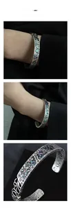 Détail macro du bracelet en argent S925 avec nacre et gravure Faith Peace Love