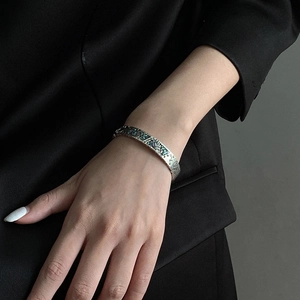 Bracelet jonc argenté vintage avec incrustation géométrique colorée et texture martelée