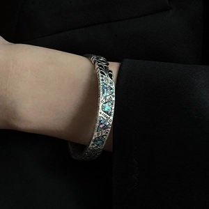 Bracelet jonc ouvert en argent S925 rétro avec mots gravés et incrustations d'abalone