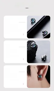 Détails de boucle d'oreille serpent argentée avec gemme bleue et vue portée par mannequin