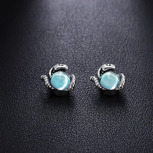 Boucles d'oreilles Medusa Eye vintage avec pierres bleu-vert et finition argent antique