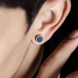 Unisex magnetic star-pattern stud earrings in silver-tone metal with black glittering center