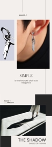 Détail d'une boucle d'oreille plume argentée avec texture fine et anneau élégant