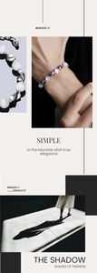 Détail du bracelet minimaliste en perles d'opale avec éléments en métal argenté torsadé beige