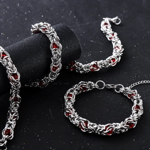 Parure de bijoux byzantine en argent avec saphirs rouges sur fond noir