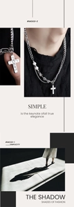 Détail du collier croix en titane multicouche avec perles et cristal rectangulaire
