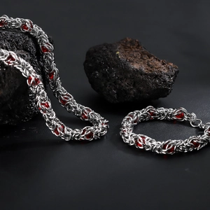 Ensemble bijoux chaîne argentée avec perles saphir rouge foncé style gothique punk