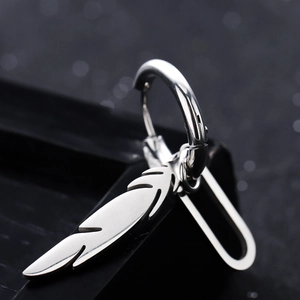 Boucle d'oreille plume en argent avec texture métallique détaillée pour homme et femme