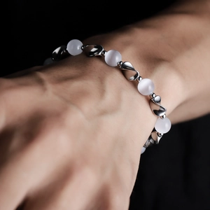Bracelet œil de chat élégant avec maillons argentés torsadés pour un style unisexe chic