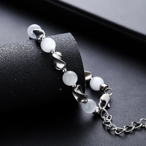 Bracelet chic en perles d'opale avec accents argentés torsadés et fermoir mousqueton