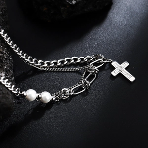 Collier multi-rangs argenté avec croix sertie de zircons et deux perles blanches