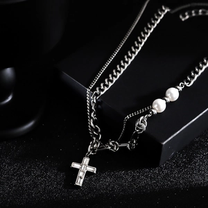 Collier double couche en acier argenté avec pendentif croix et accents de perles