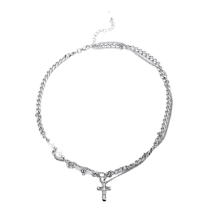 Collier croix argenté minimaliste avec chaînes cubaines superposées et perles