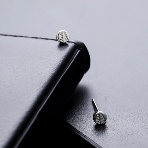 Silver round maple leaf stud earrings with detailed texture for men and women