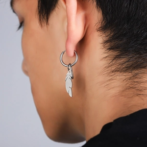 Boucles d'oreilles plume en argent pour hommes, design anneau porté par un mannequin