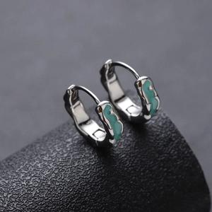 Boucles d'oreilles huggies argentées à texture irrégulière et émail vert liquide