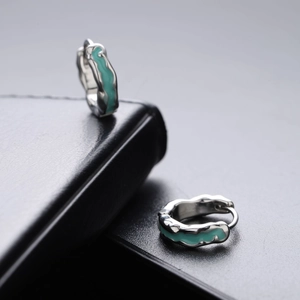 Boucles d'oreilles créoles argentées à texture irrégulière et émail bleu de luxe