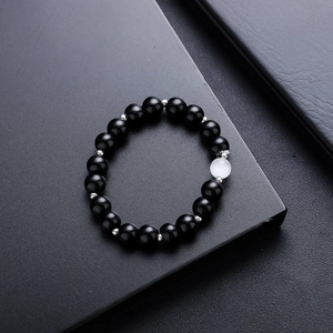Bracelet minimaliste en perles noires avec pierre d'opale et accents argentés