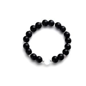 Bracelet minimaliste en œil de chat avec perles noires polies et détails argentés