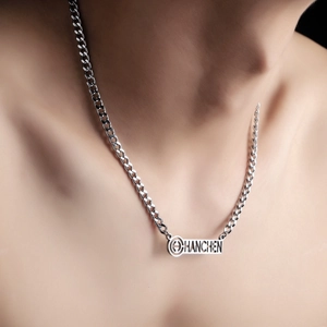 Collier chaîne cubaine moderne en argent avec pendentif rectangulaire gravé pour homme et femme