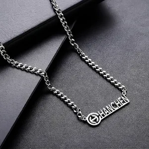 Collier minimaliste en acier titane argenté avec pendentif HANCHEN ajouré sur fond noir