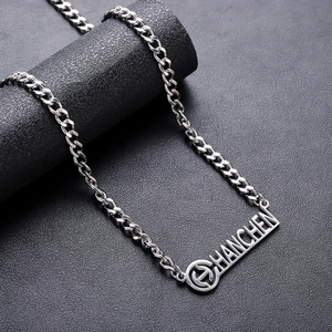 Collier chaîne cubaine en acier titane avec pendentif rectangulaire ajouré et logo