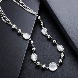 Collier en argent avec pierres d'opale et chaîne double épaisseur sur fond noir