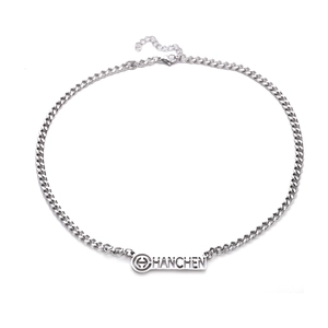 Collier en acier titane argenté avec plaque gravée et chaîne à mailles gourmette