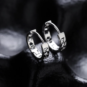Polished silver huggie hoop earrings with geometric chain texture for men and women