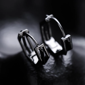 Boucles d'oreilles créoles géométriques noires minimalistes au design architectural