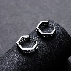 Boucles d'oreilles hexagonales noires en métal poli au design industriel minimaliste unisexe